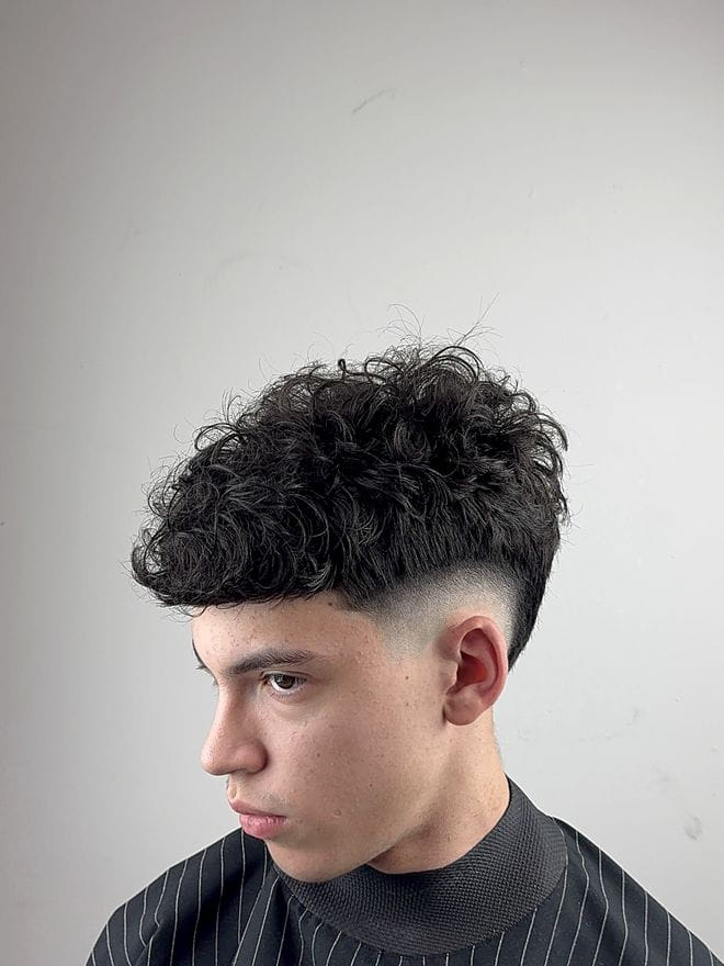 Fade cacheado finalizado, com transição limpa entre os comprimentos.